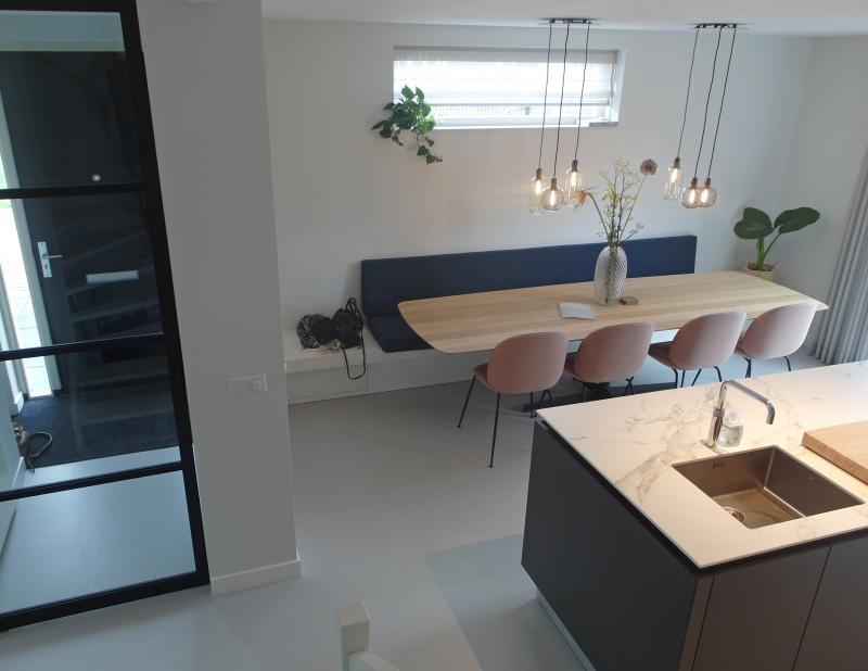 Lichtgrijze DECO gietvloer in een keuken met eettafel